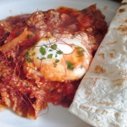 Gemüsepfanne mit Spiegeleiern