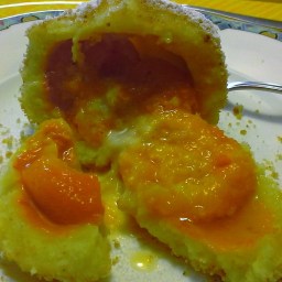 Marillenknödel aus Topfenteig mit Marzipankern