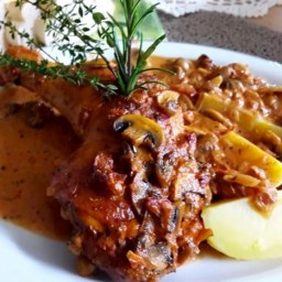 Hähnchenkeulen in Champignon-Tomatensahne-sauce