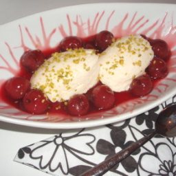 Marzipan-Mousse auf Zimt-Kirschen