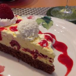 Kokoseistorte mit Himbeeren