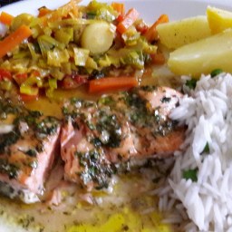 Lachs mit Kräuterkruste und Lauch-Karotten-Curry