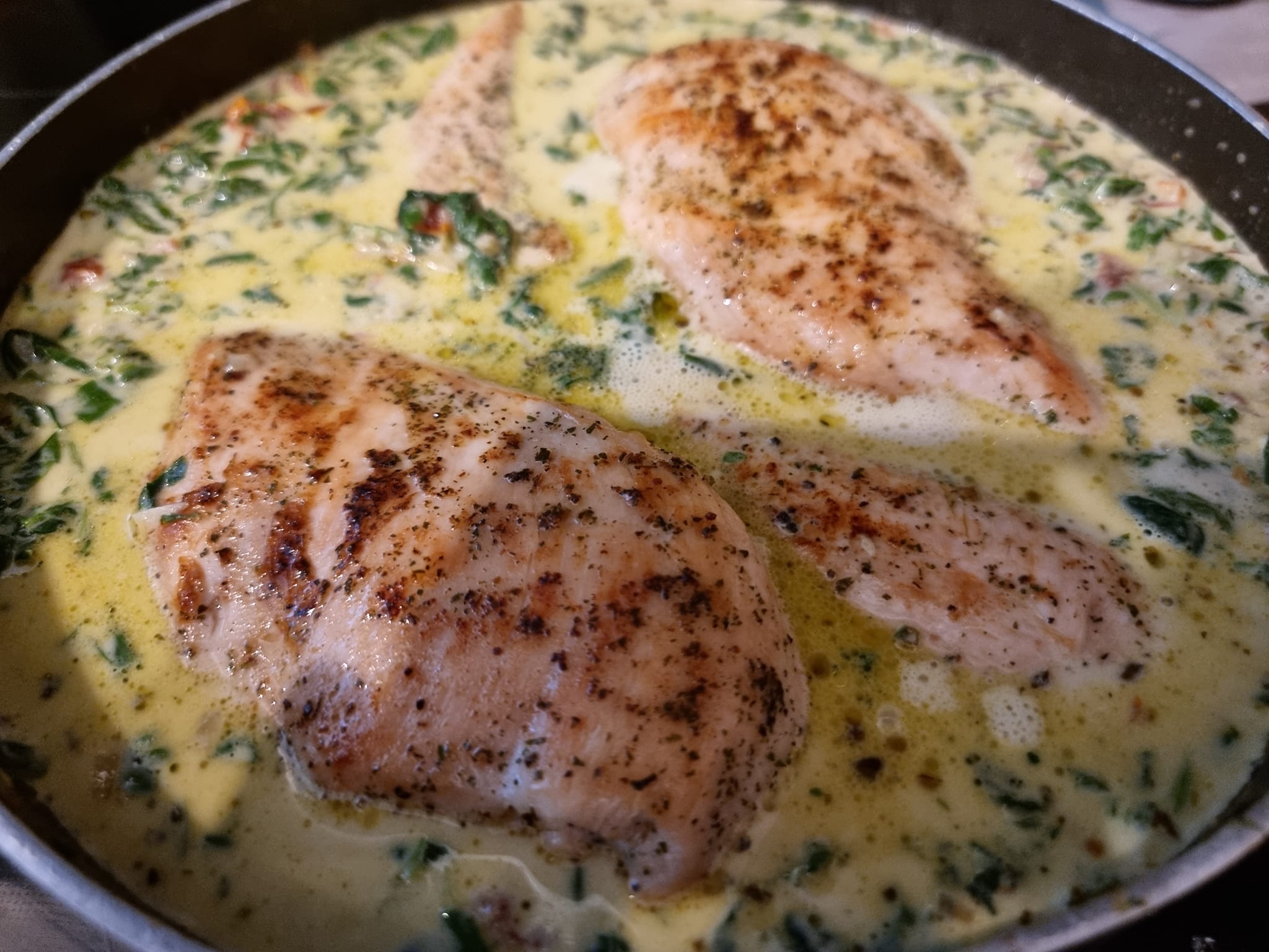 Hühnerbrust mit Spinat in cremiger Parmesansoße – caracooking Hühnerbrust mit Spinat in cremiger Parmesansoße – caracooking