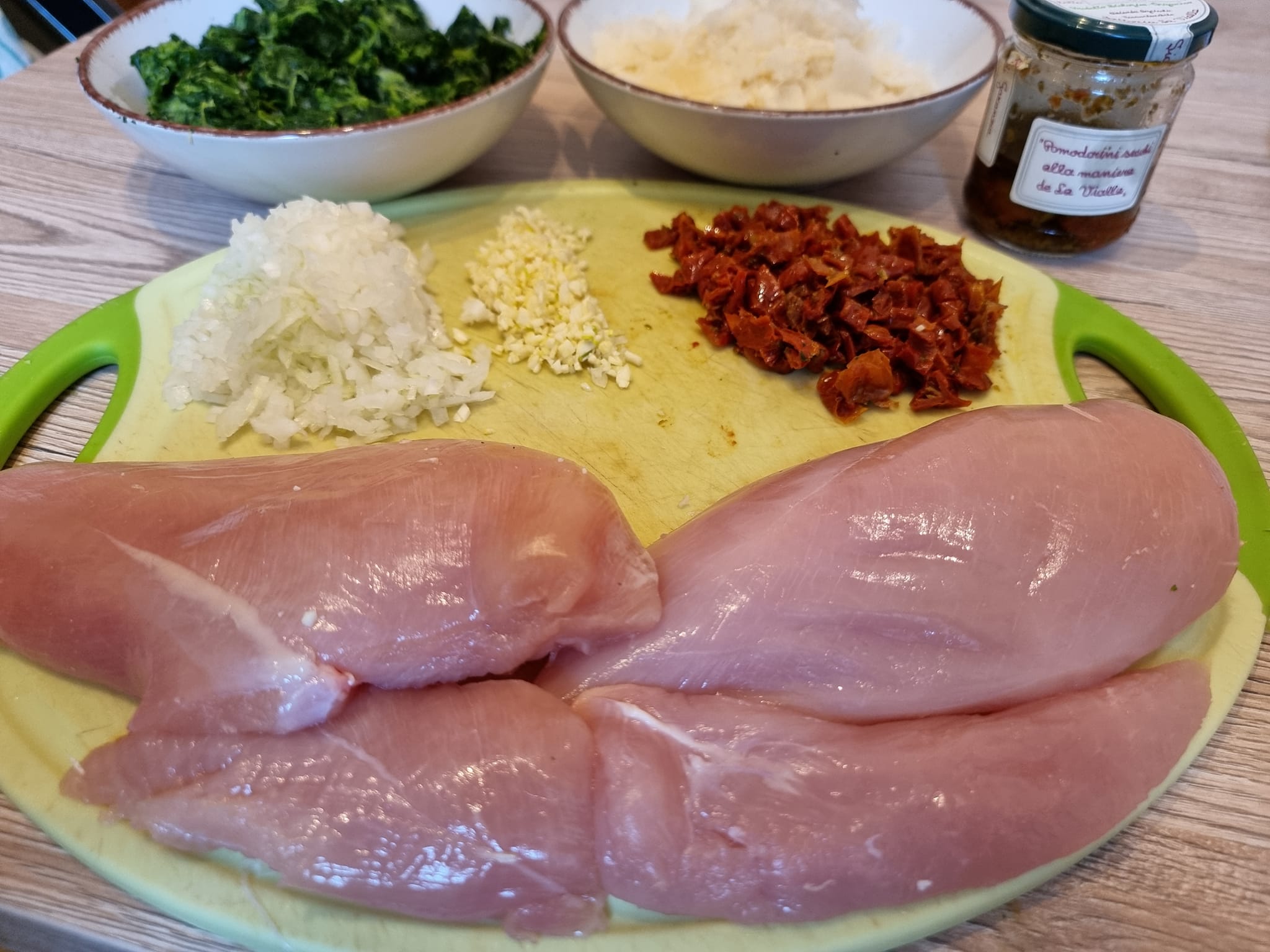 Hühnerbrust mit Spinat in cremiger Parmesansoße – caracooking Hühnerbrust mit Spinat in cremiger Parmesansoße – caracooking